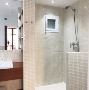 Bathroom At Spacious One Bedroom Apartment Near Plaza Mayor