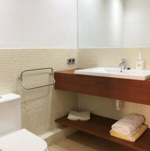 Bathroom At Spacious One Bedroom Apartment Near Plaza Mayor