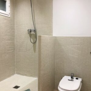 Bathroom At Spacious One Bedroom Apartment Near Plaza Mayor