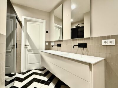 Bathroom In Elegant Two Bedroom Apartment In El Born 1