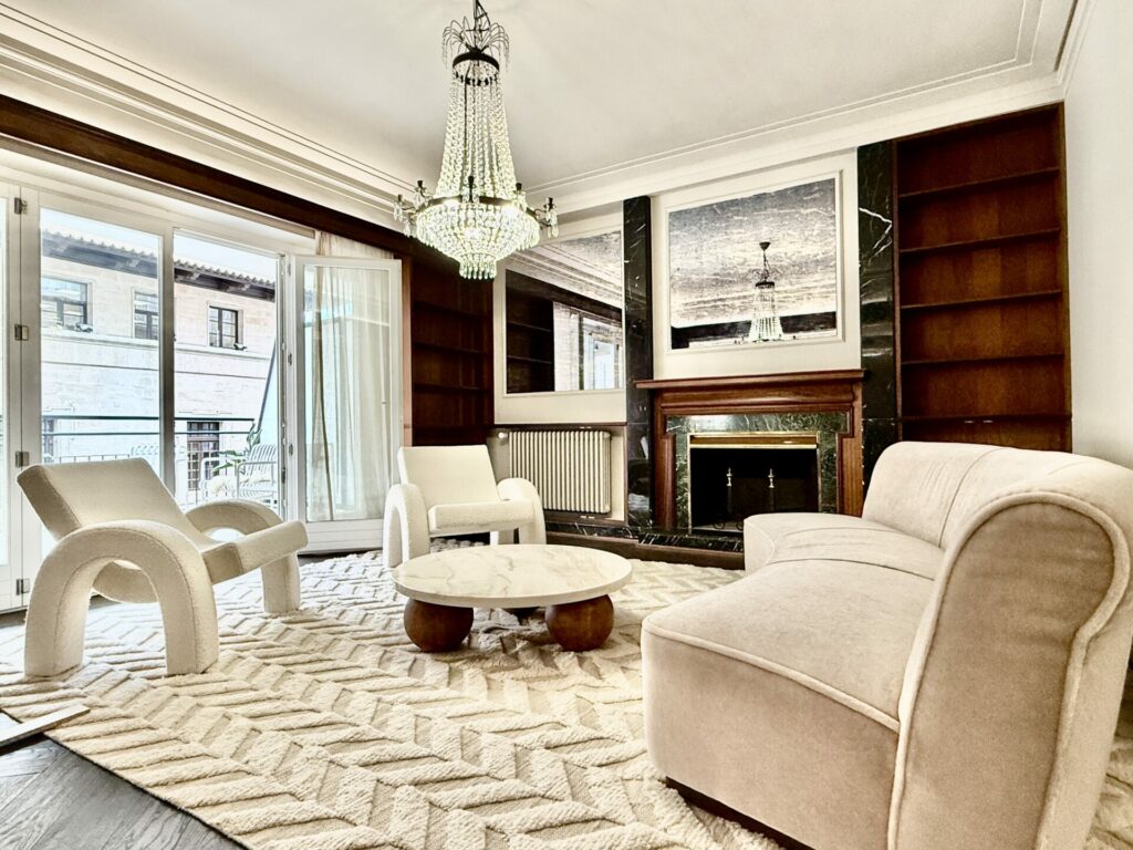 Livingroom In Elegant Two Bedroom Apartment In El Born